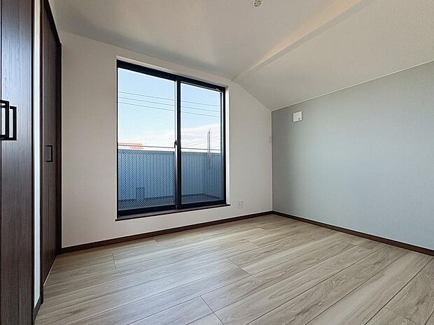 バルコニーに面した明るい居室。大きな窓から光が差し込み、柔らかなグレイッシュトーンが心を落ち着かせます。