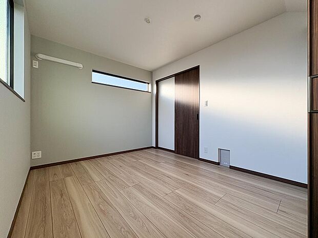 プライベート空間も充実。窓が多く採光良好な居室。モダンな建具と優しい壁色が心地よさを演出。