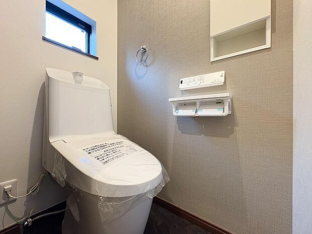 清潔感のある独立トイレ。窓付きで明るく換気もばっちり。機能的な温水洗浄便座を完備。