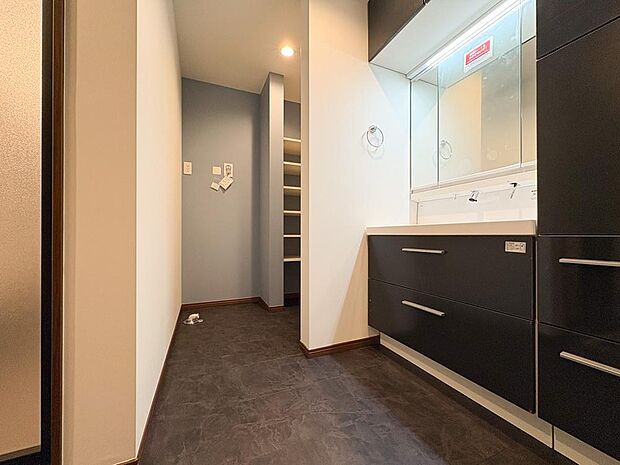 家事効率を上げるランドリールーム。洗面台の隣には可動棚付きの収納スペース。タオルや洗剤のストックに便利。