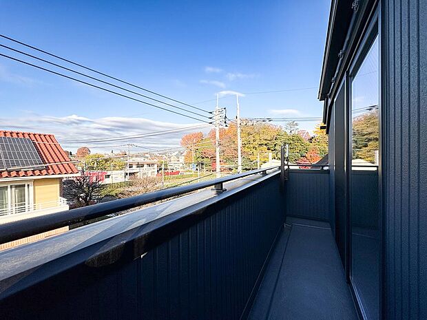 空の広がるバルコニー。澄んだ空気と開放的な眺望を楽しむ、リラックスできるプライベート空間。