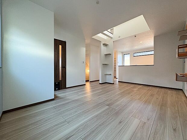 光と風を取り込む吹抜け。開放感あふれるリビングは、明るく広々とした居心地の良い空間です。