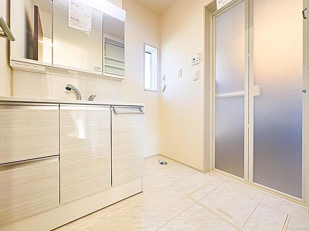 三面鏡で、使い勝手の良いシャワードレッサー。鏡部分の中にはキャビネット収納を完備。下部にも収納がございます。毎日の身だしなみはここから始まります。2025/12/12撮影