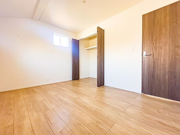 木目調とホワイトベースの居室は、飽きが来ず家具やレイアウトが映えるお部屋です。2025/12/12撮影