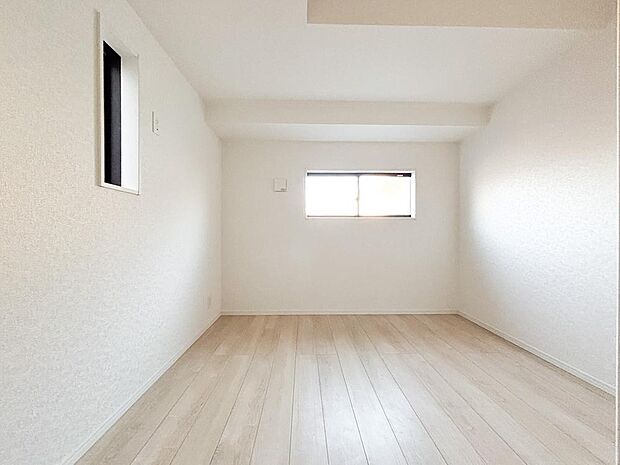 窓から光がたっぷりと差し込む明るい洋室。清々しい空間で、ゆったりと心安らぐ時間をお過ごしください。