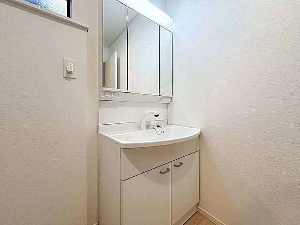 脱衣所に完備された三面鏡の洗面化粧台。朝の身支度や入浴前後に全身を確認することができる為、ストレスなく快適に使用できます。