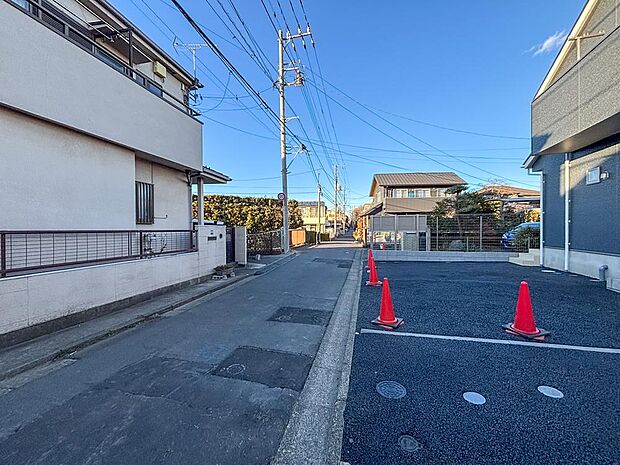 西側約4mの道路に面しています。駅徒歩14分の利便性が高い立地にありながら、周辺は交通量の少ない閑静な住宅街。静かで落ち着いた住環境が守られており、安心して生活できます。