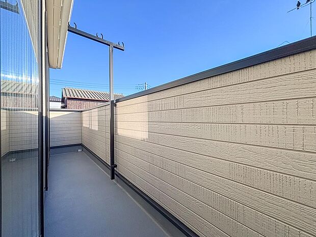 暖かな日差しと心地よい風が、洗いたての洗濯物に爽やかな香りをまとわせ、パリッと気持ちよく乾かしてくれます。