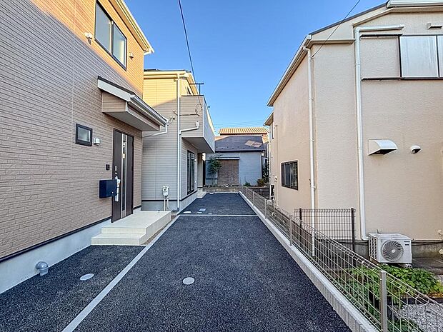 道路から奥まった場所に駐車できるため、通行人の接触や汚れのリスクが少なく、大切なお車を安心して保管できます。奥行きがあり、自転車やバイクも一緒に置けるゆとりも魅力です
