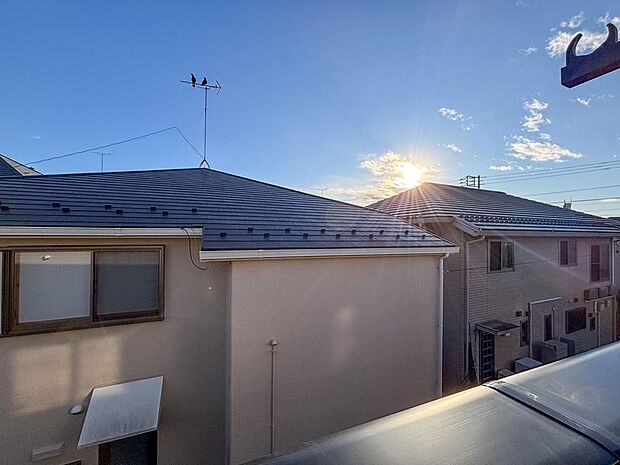 ここから見渡すと澄み渡る青い空に、心地よい風と暖かい日差しが駆け巡ります。