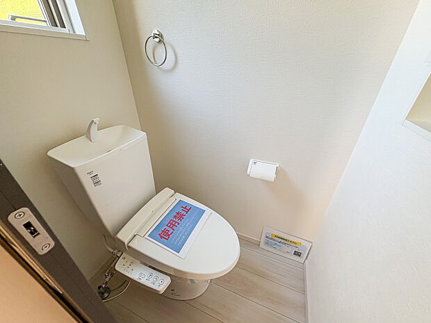 明るい窓と24時間換気システムで、いつでも清潔で快適なトイレ空間。家族みんなが気持ちよく使える、新しい暮らしを彩る場所です。