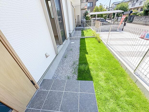 手入れのしやすい芝生と砂利のお庭は、お子様が安全に遊べるプライベート空間。家族でガーデニングを楽しむのも良いですね。