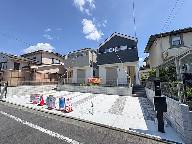 洗練されたデザインの新築戸建てが並ぶ、開放感あふれる外観です。広々とした駐車スペースは、家族のカーライフをより快適にします。
