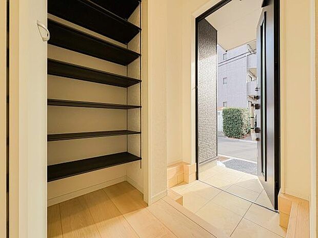 広々とした玄関スペースは、家族や来客を温かく迎え入れる心地よい空間です。ゆとりあるスペースがあるため、荷物の置き場にも困らず、快適な住まいの入り口としての機能が充実しています。