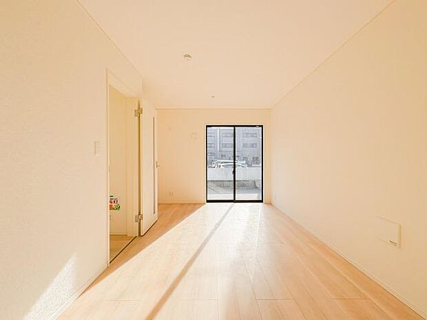 陽光あふれる広々リビングは、家族が集い笑顔が自然と生まれる温かい場所。心穏やかな時間がゆっくりと流れ、日々の暮らしがより豊かに彩られる、そんな快適な空間がここにあります。