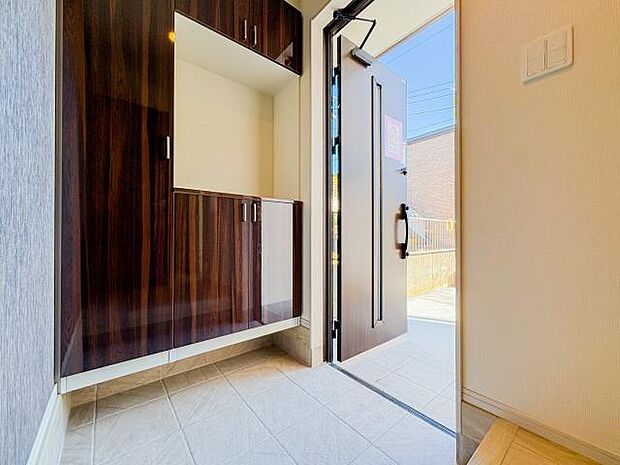 広々とした玄関スペースは、家族や来客を温かく迎え入れる心地よい空間です。ゆとりあるスペースがあるため、荷物の置き場にも困らず、快適な住まいの入り口としての機能が充実しています。