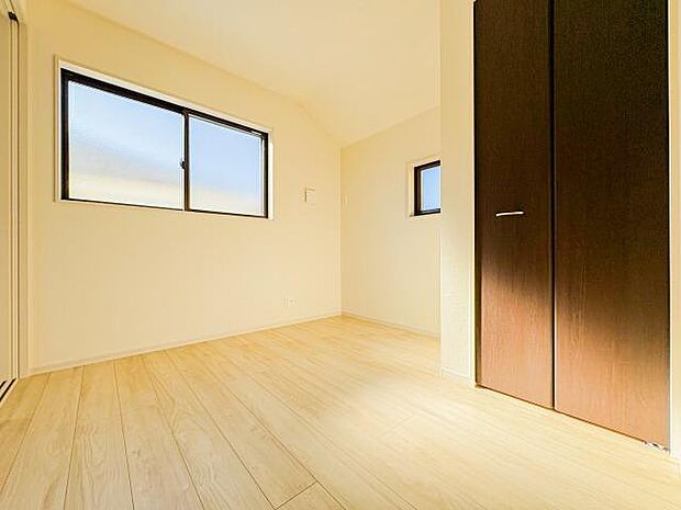 広めの居室は、趣味や仕事にも使える多機能なスペースが魅力です。明るく開放的な雰囲気に包まれており、リラックスした時間を過ごせる快適な居住空間が広がっています。