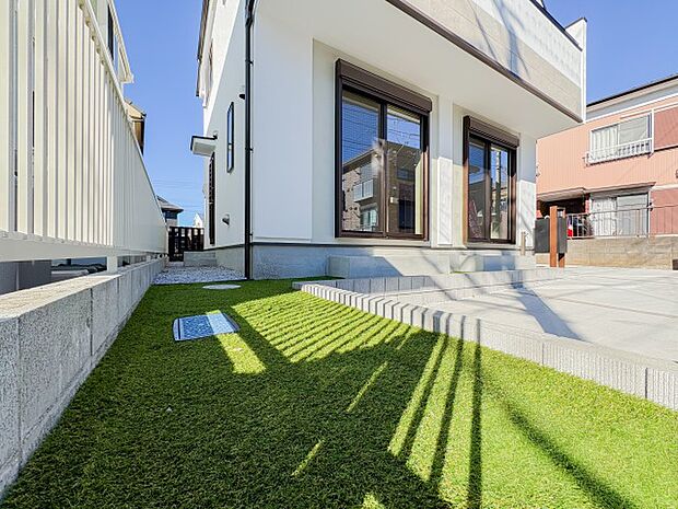 ゆったりとしたお庭は、植物を育てたり、リラックスした時間を楽しむのにぴったりの空間です。外でのひとときが心地よく、穏やかな時間が流れる場所が広がっています。家族みんながリラックスできるお庭です。