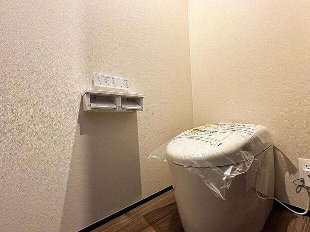 最新のウォシュレット機能を搭載した清潔なトイレ。家族みんなが快適に、安心して使える心地よい空間です。