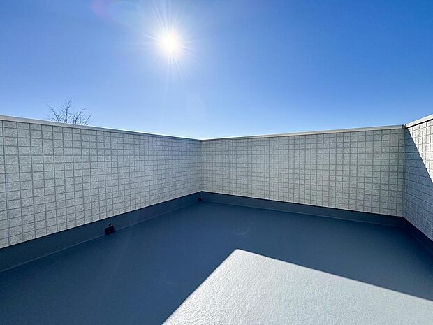 太陽の光が降り注ぐ、開放感あふれるバルコニー。青空の下、家族みんなでリラックスしたり、趣味の時間を満喫できます。