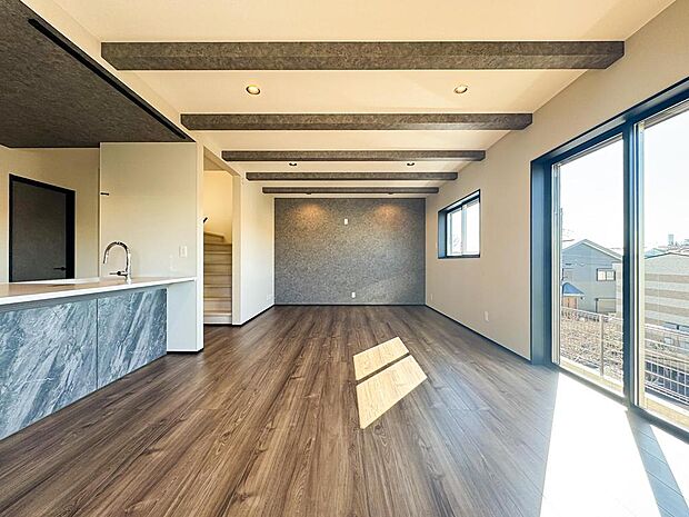 陽光が降り注ぐ広々としたリビングは、家族の笑顔が集まる場所。木のぬくもりを感じる床と洗練されたデザインが魅力です。