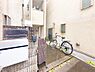 玄関：エントランススペースがしっかりと確保されており、門扉付きで、セキュリティ対策にも◎（2025年12月）撮影