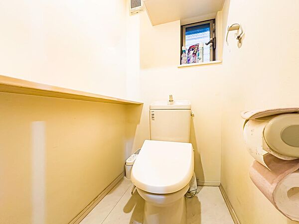 温水洗浄便座完備のトイレスペース。ついつい考え事をしてしまうほど落ち着く空間です。室内（2025年12月）撮影
