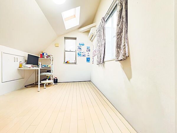 ホワイトベースの約6.2帖の居室は、飽きが来ず家具やレイアウトが映えるお部屋です。（CGにより家具類を一部消しております）。室内（2025年12月）撮影