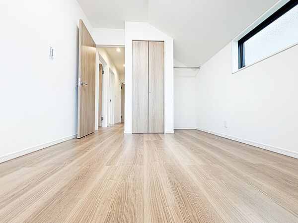 採光に優れ、ゆとりある広さが魅力の居室。窓から差し込む自然光が室内を明るく照らし、日常の生活空間として快適にお使いいただける環境が整っています。