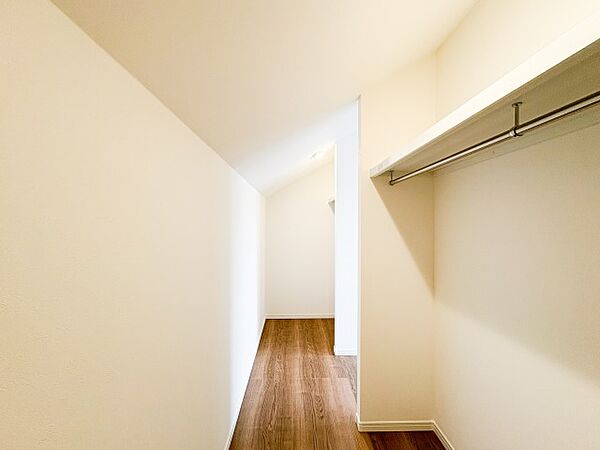 大型のウォークインクローゼットは、衣類から大型荷物までたっぷり収納できます。居室がすっきりと保てるため、日々の生活がより快適で使いやすくなっています。