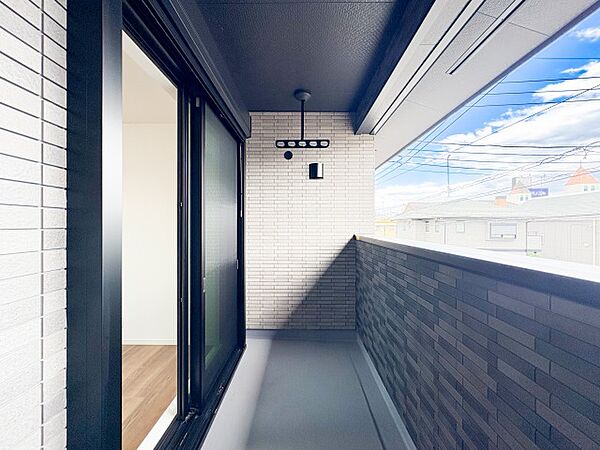 ゆとりある広さのバルコニーは、洗濯物がたっぷり干せるうれしい設備です。屋外の空気を感じながらくつろげるスペースとしても活用でき、生活の幅が広がります。