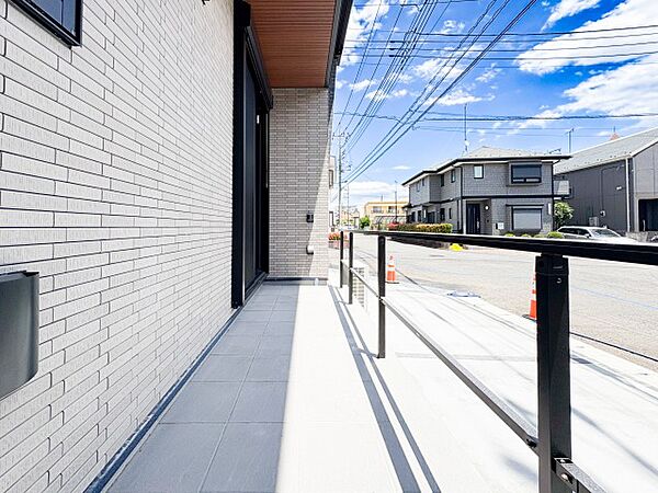 遮るもののない抜けるような青空と、心地よい風を感じられる開放的な住環境。幅広のタイルデッキは段差が少なく、室内と外を緩やかにつなぎます。防犯面にも配慮された安心の設計が魅力の住まいです。