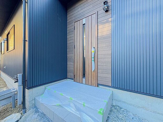 玄関スペースはシンプルでありながら上品なデザインが特徴。来客時にも好印象を与える清潔感があり、収納も備わっているため、靴や小物もすっきり片付けられる使い勝手の良い空間です。