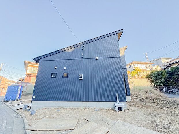 明るい色調とシンプルなデザインが印象的な建売住宅の外観。清潔感が漂い、季節の移り変わりとともに美しい表情を見せる家です。長く愛されるデザインで、住む人に安心感と快適さを与えてくれます。