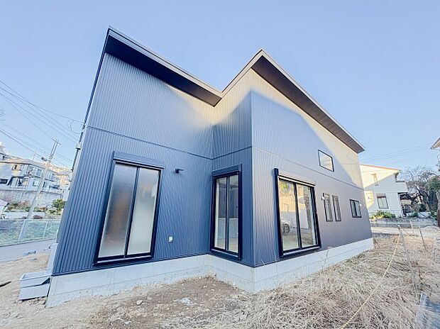 建売住宅ながらも、こだわりを感じるスタイリッシュな外観が魅力。シンプルながらも上質さを感じさせるデザインで、街並みにも調和しつつ、住まいの個性が光ります。訪れる人に好印象を与える佇まいです。