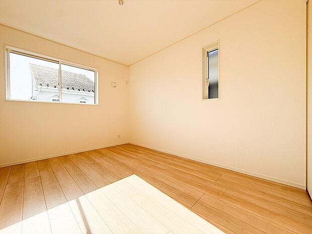 広々とした居室は、たっぷりと日差しが差し込み、ゆったりとしたくつろぎのひとときを楽しめる空間です。清潔感と快適さが保たれており、穏やかで心地よい毎日を支えてくれます。