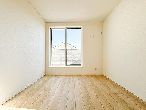 日差しがたっぷりと降り注ぐ明るい子供部屋は、お子さまが元気に遊べるのびのびとした空間です。広さがあるため、成長に合わせた家具配置が可能で、勉強や遊びに集中できる理想的な環境が整っています。