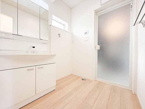 新築ならではの清潔で広々とした洗面化粧台。作業がしやすく、豊富な収納スペースが整っています。機能的で使いやすい設計が、毎日の支度を快適にサポートします。