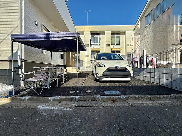 広めのカースペースがあり、大きな車でも駐車がラクラク。ゆとりのあるスペース設計で、荷物の積み下ろしもスムーズに行えます。日々の生活に便利さと安心感をもたらしてくれる駐車スペースです。