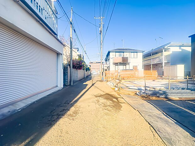 前面道路は約4mの広さ。車通りが少なく、車庫入れがスムーズに行えます。2026/1/16撮影