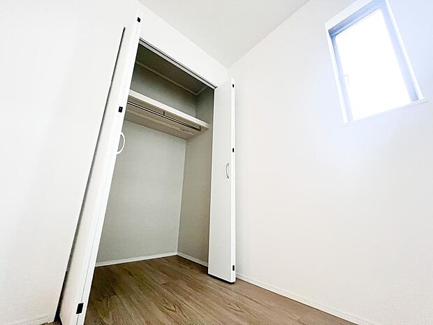 居室にはたっぷりの収納スペースが備わり、衣類や小物をすっきりと整理整頓できます。整理がしやすく、居室を広々と使えるため、快適で清潔感のある空間が保たれます。