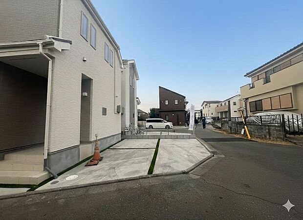 広めのカースペースがあり、大きな車でも駐車がラクラク。ゆとりのあるスペース設計で、荷物の積み下ろしもスムーズに行えます。日々の生活に便利さと安心感をもたらしてくれる駐車スペースです。