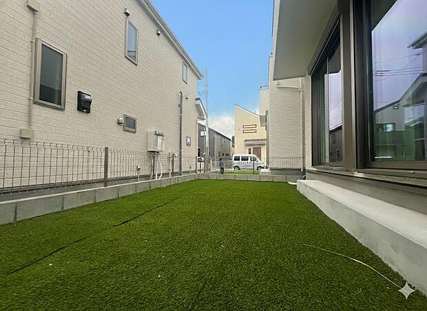 広々としたお庭は、ガーデニングや家庭菜園を楽しむスペースとしてお勧めです。ゆったりとした空間で、季節ごとの植物を育てる楽しみが広がり、外でのひとときをのんびりと過ごせます。穏やかで心癒される空間です。