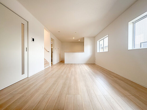 南西向きリビングは日当たり良好、日中明るくご生活していただけます。