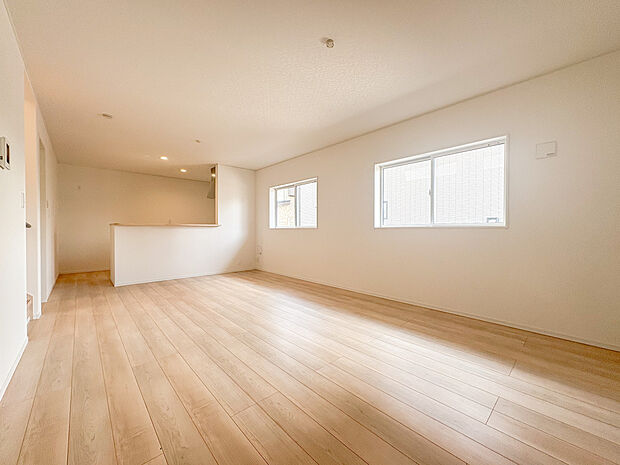 木目調の床材のため、自然な風合いが温かみを感じさせ、お部屋全体にリラックスした雰囲気をもたらします。