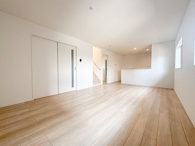 壁紙や天井に白い色を採用しているため、お部屋全体が明るく感じられるようになっています。