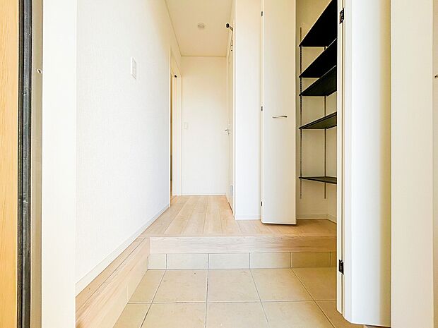 玄関スペースは広さがあり、来客時にもゆとりを感じられる空間が広がります。シンプルで上品なデザインが魅力で、住む人と訪れる人に気持ちよく迎えられる第一印象を与えてくれます。