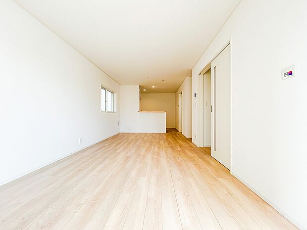 家族が自然と集まる広々としたリビング。大きな窓から陽の光が降り注ぎ、開放感と温もりが広がる空間です。ゆったりとくつろげる場所で、穏やかで心地よい時間を家族みんなで楽しめます。