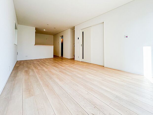 家族がくつろげる広々としたリビング。日差しがたっぷり降り注ぎ、明るく開放的な空間が広がります。ここで過ごす時間が家族の笑顔とともに特別な思い出になり、毎日の生活をより豊かなものにしてくれます。