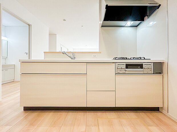 リビングやダイニングとつながる対面式のシステムキッチン。広々とした調理スペースに加え、収納力も豊富で機能性が高く、使い勝手良好。料理をしながら家族やゲストと自然に会